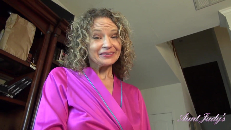 Aunt Judy's: Twoja napalona dojrzała ojczym Tia ssie twojego kutasa POV
