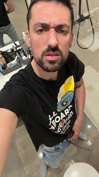 Sexy nevlastní otec si to dělá jako blázen ve veřejné koupelně
