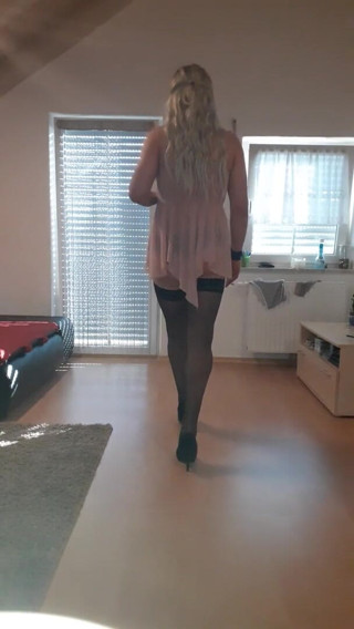 Julia CD: Sexy teen travestito in lingerie