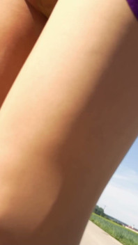 Sissy piscia spontaneamente nelle sue nuove calze durante una pausa
