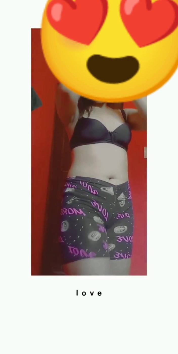 Eatrella j: Mladá dáma tančí sexy