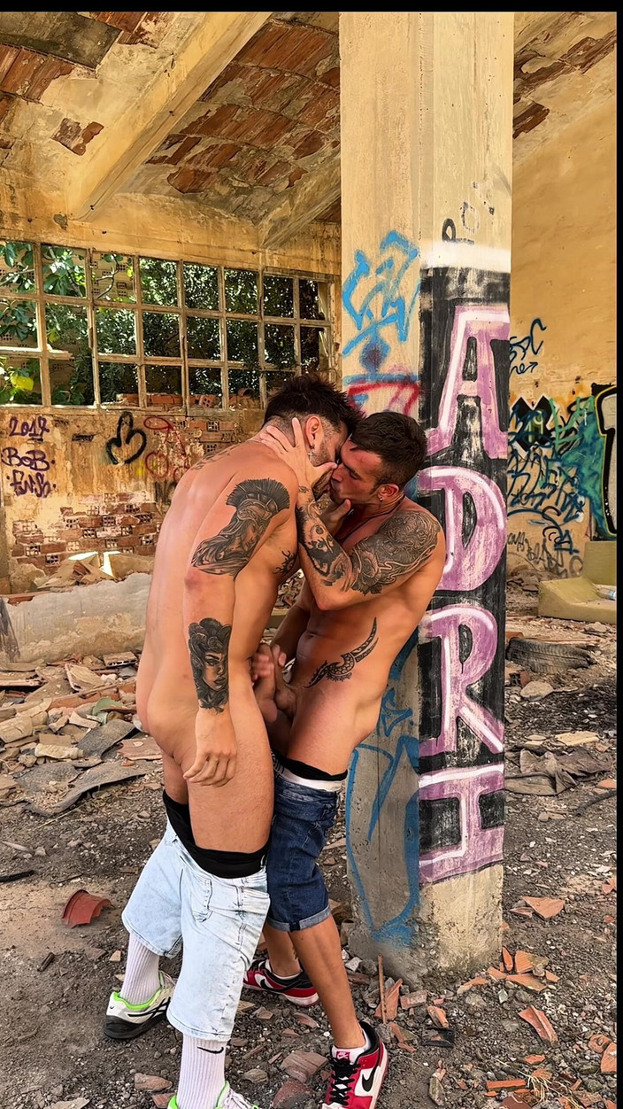 Carlos and Hector: Kurva V Opuštěném Domě