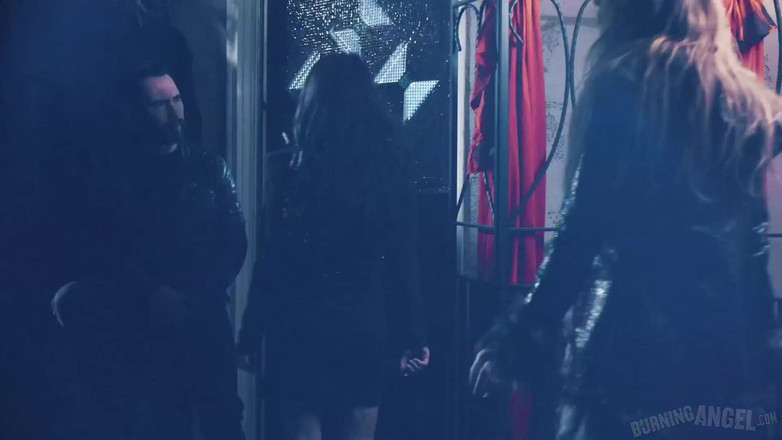 Burning Angel: Burning Angel - Lola Fae &amp; Carmen Caliente delar sperma i vilt...
