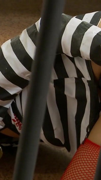 Holky v uniformě scéna 3 prsatá brunetka Tammie Lee šuká její kundičku robertkem v její cele