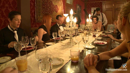 The Upper Floor by Kink: Yönetmenin yemeği: Kaleyi beslemek için kadeh kaldırmak