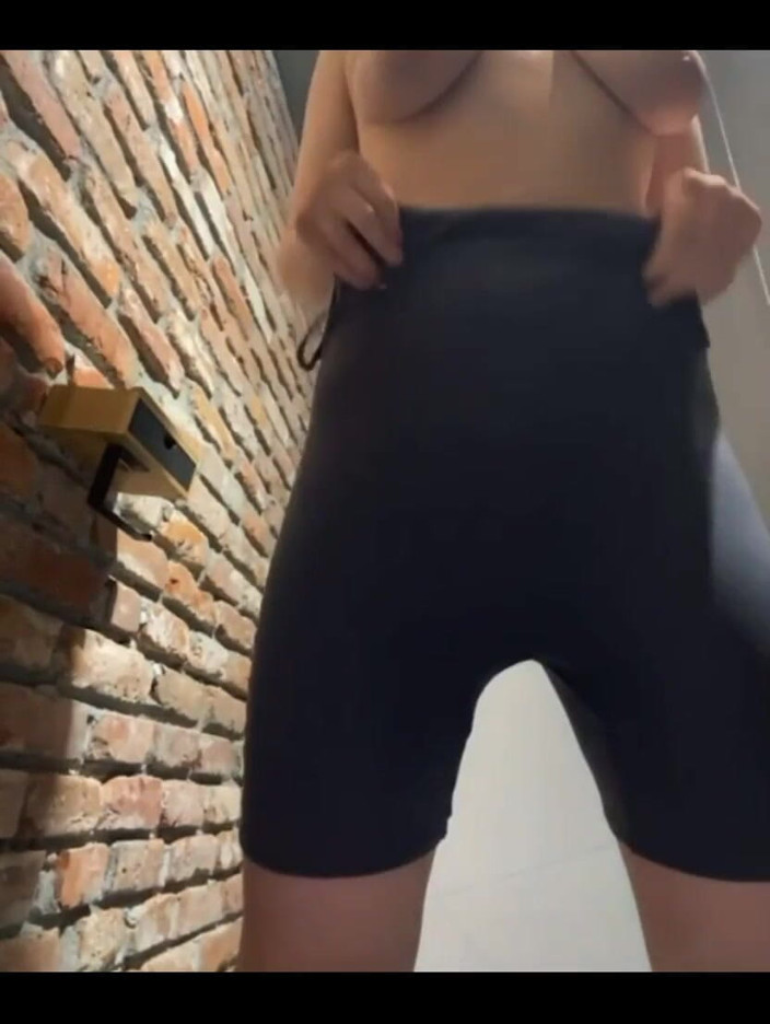 JuiceLussie: Melancap di Tandas Awam