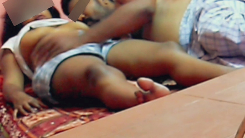 RenuRaj: Lux, femme desi tamoule pulpeuse, se doigte la chatte par...
