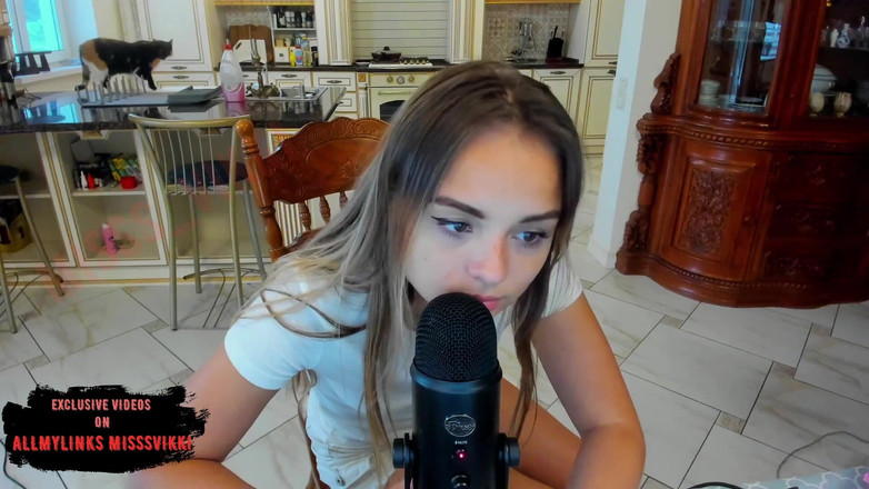 misss_vikki: Asmr college-mädchen leckt mikrophon