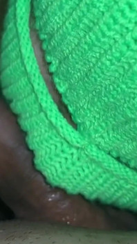 Ibu tiri kawan saya menyelinap keluar pada waktu malam untuk bermain dengan zakar saya. Blowjob buatan sendiri sebenar