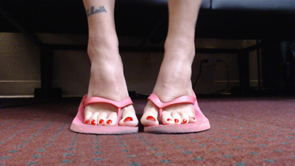 Abby Anna: Gioca con le scarpe con un morbido flipflops rosa dita...