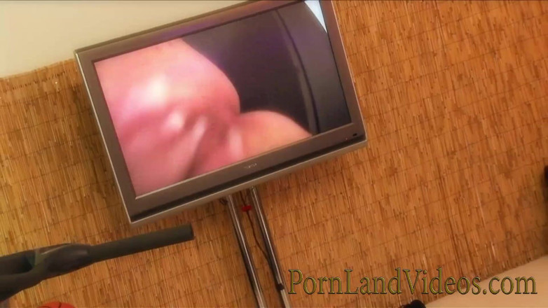 Pornland videos: Cewek rambut pirang pakai stoking jala berbagi kontol besar