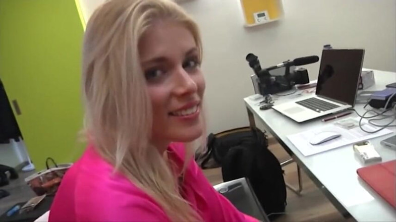 Muschi movie official: Sexy blonde muschi fickt großen schwanz, lutscht dreier, sperma im...