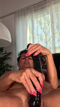 Mime meus peitões com meu novo vibrador de látex