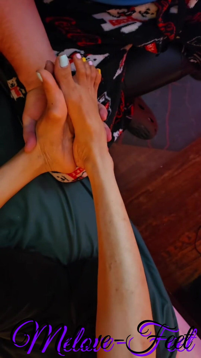 Naelor: Melove se fait masser les jambes