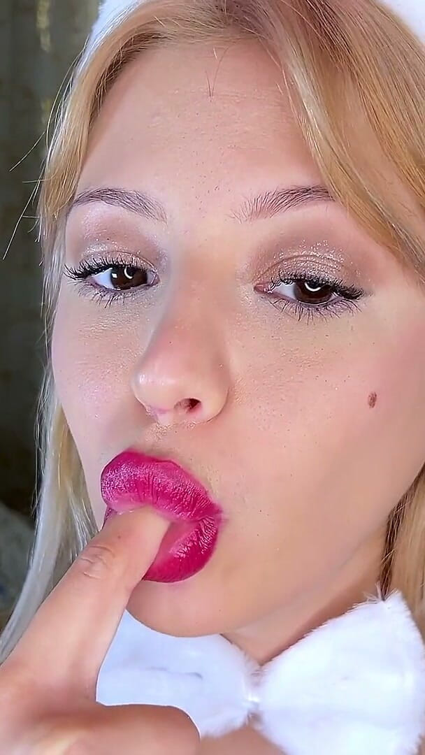 Stellafatale: Slow Motion Lip Trembling Red Lipstick Raspberries