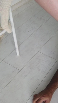 Ador picioarele unei tinere doamne în șosete lungi și picioare goale