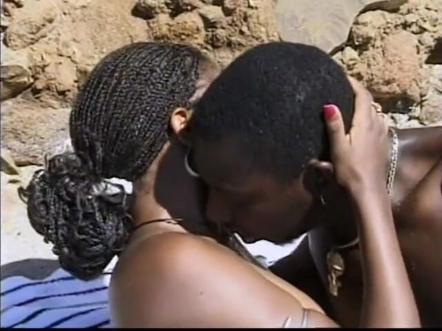 CBD Media Interracial: La giovane coppia africana calda fa sesso sulla spiaggia