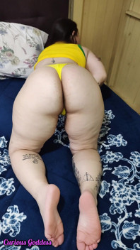 Féthis des pieds d’une MILF brésilienne à gros cul et petits seins