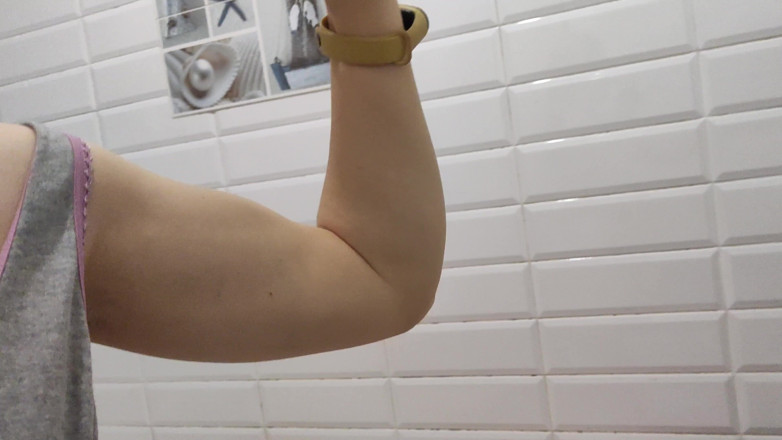 Miodelka: Compilation de flexions musculaires, pipi et seins laiteux 4K