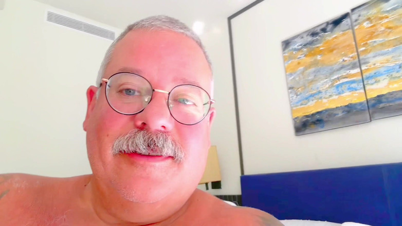 Hand-Free-Daddy-Chub: Macho Italiano Signore Anziano Che Indossa Uno Speedo Si Infila...