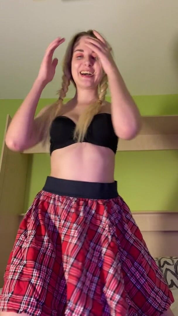 My bf cuckold: Studentka ráda masturbuje na domácím robertku