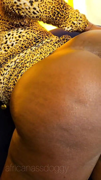 Cette robe imprimée et le corps de cette bombasse s’harmonisent parfaitement