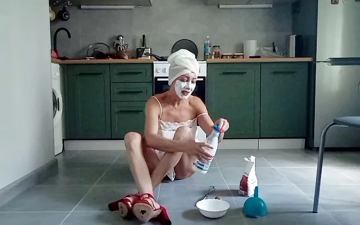 catandfox: Slut milf cooks pancakes in her pussy