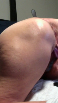 Heiße MILF bekommt einen riesigen buttplug und analkugeln von ehemann in ihren arsch eingeführt