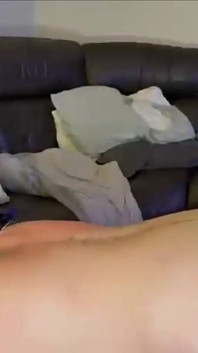 Berkongkek di Sofa