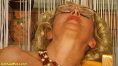 Goldwin pass: Ibu tiri Jerman dengan cermin mata dijolok mendalam