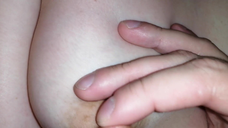 Kinodiva: Vizinha massageia peitos, eu gozo da massagem