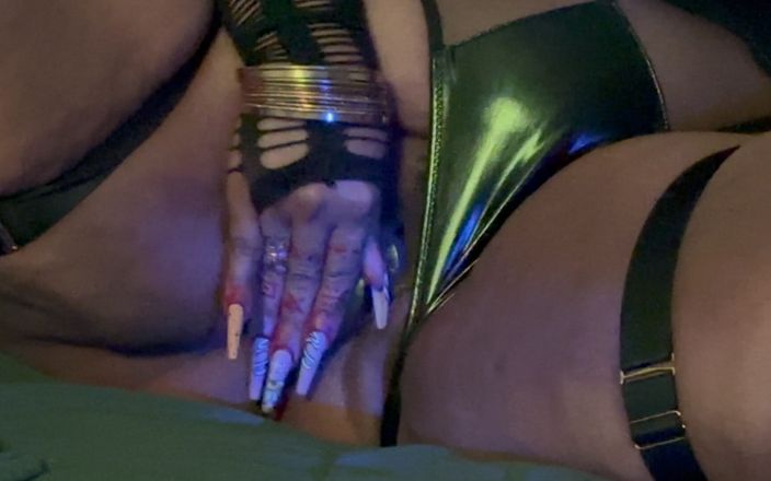 Rue, The Waning: Redbone Findomme entleert dich mit einem blick