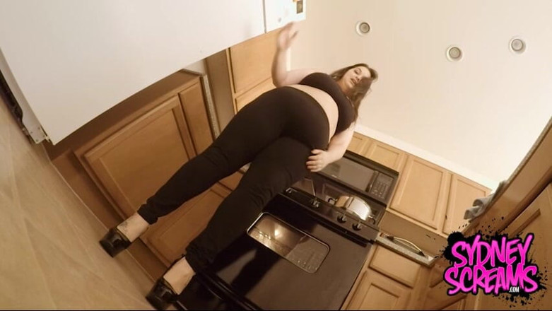 Sydney screams fetish: Giantess Girlfriend Eats - 480
