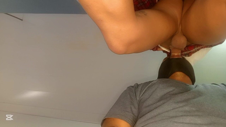 Ladyboy69: L'insegnante non può resistere a vedere il cazzo duro della...
