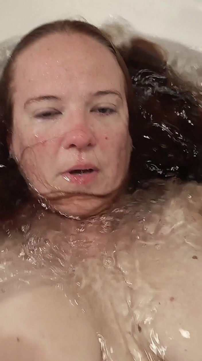 Red Queen: POV Underwater Fucking Face up Hair Down Missionary in the...