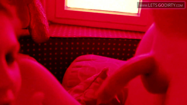 VintageXMovies: Une fille sexy suce une bite après avoir sucé et...