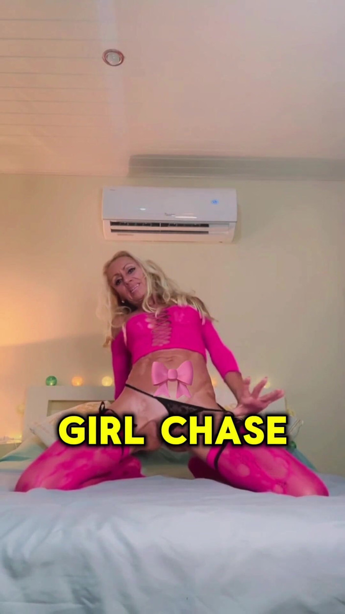 Sienna Diamond: Barbie MILF Flashing Pussy