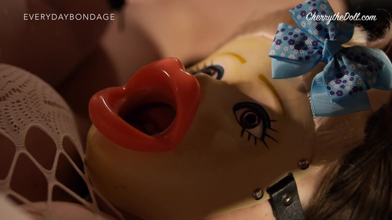 Cherry The Doll: Antrenament cu păpuși