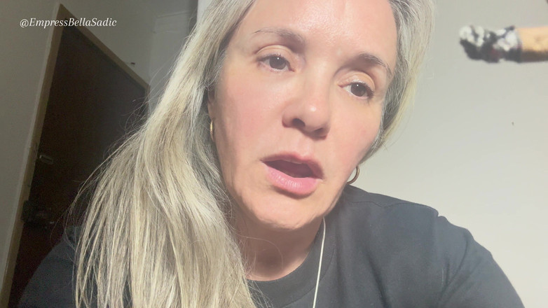 Empress Bella Sadic: Imperatrizbellasadica te folosește ca o scrumieră umană