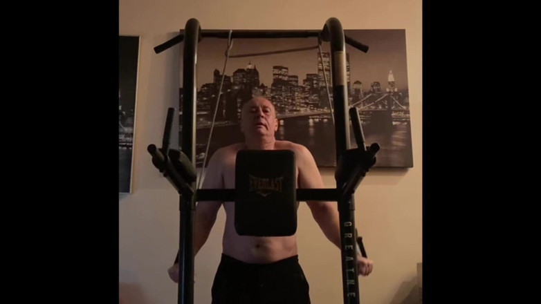 Alex Art: प्रशिक्षण के बाद मजबूत आदमी हस्तमैथुन करता है