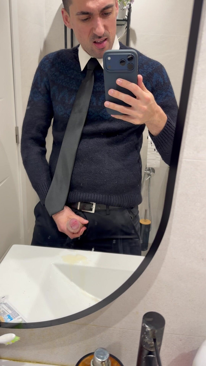 Liam Harding: Stepdaddy Showing off Big Cock and Pissing