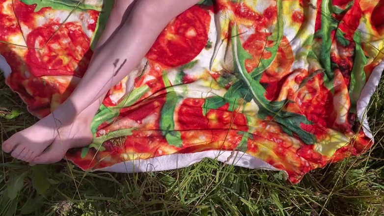 AmyHi: A Teen Girl Allowed an Exhibitionist to Cum on Her