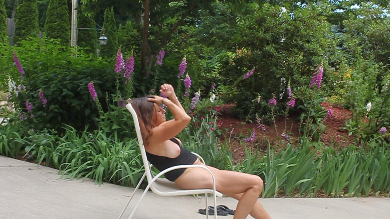 Candi Annie: Sexy gilf Candi Annie neukt buitenshuis