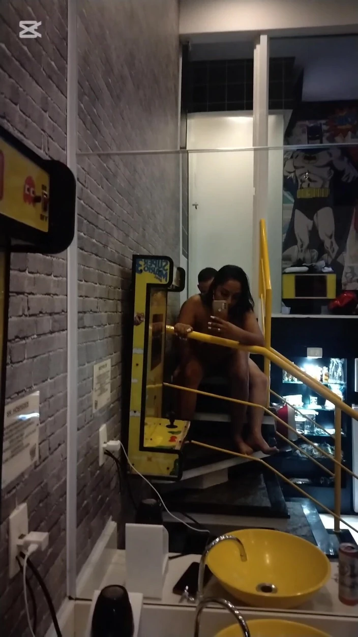 Jr and denies: Cu mașina în camera motelului