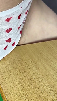 The Friction of a Petite Teen Solo, Experienced an Orgasm From Friction and Flowed Onto the Table