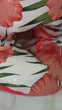 Bermain dengan mainan kolam renang merah