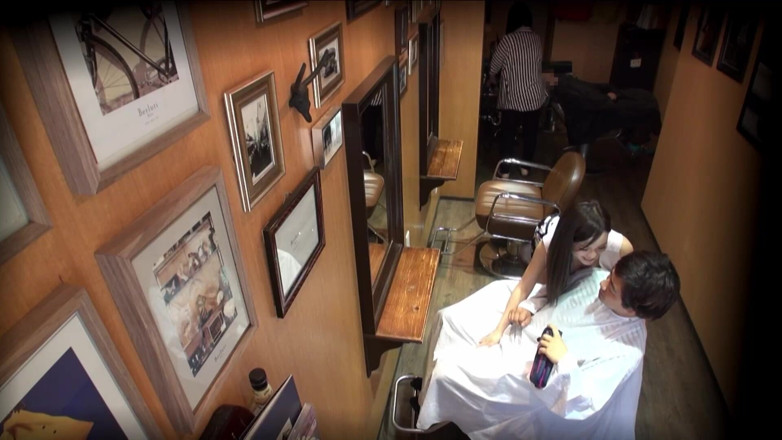 Eagle-Special: Fille à gros nichons qui travaille dans un salon de beauté....