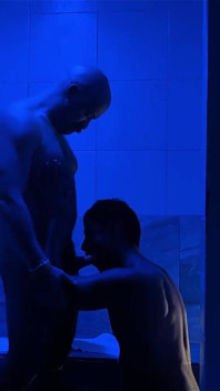 Beruang otot mengongkek latino di sauna gay