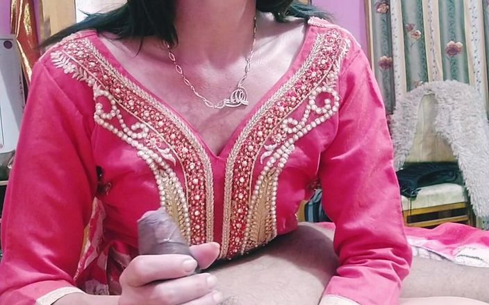 Bolly Karma: Slutty MILF med mjuka händer tar väl hand om BBC