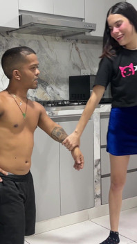 Sora vitregă obraznică își tachinează fratele vitreg până când îi vede pula uriașă, devine foarte excitată și îl fute tare